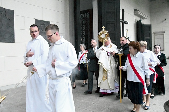 	Proboszcz parafii, ks. Edmund Modzelewski SDB mówi, że bazylika jest jak oddział kardiologiczny. Leczy ludzkie serca. 