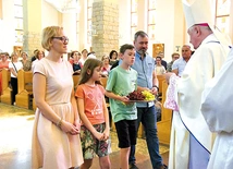 Rodziny z róż różańcowych zawierzają swoje domowe wspólnoty Maryi.