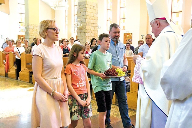 Rodziny z róż różańcowych zawierzają swoje domowe wspólnoty Maryi.