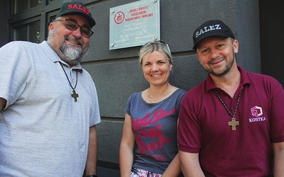 	Od lewej ks. Artur, Paula i ks. Piotr przed siedzibą SWM we Wrocławiu, znajdującą się w podstawówce przy ul. Świętokrzyskiej. Wszyscy zainteresowani misjami więcej informacji mogą znaleźć na www.wroclaw-swm.pl.