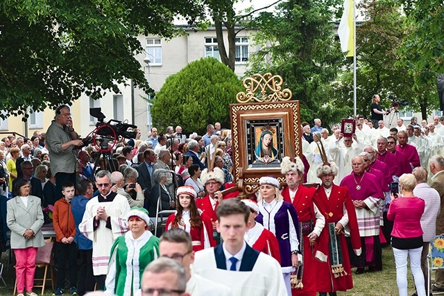 	Eucharystię koncelebrowali biskupi naszej diecezji oraz wielu kapłanów z każdego zakątka diecezji.