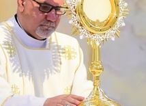 ▲	 Podczas nabożeństwa duchowni adorowali Najświętszy Sakrament.