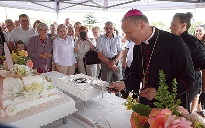 Rocznicowy tort, którym częstowali się uczestnicy uroczystości, pokroił bp Marek Solarczyk. 