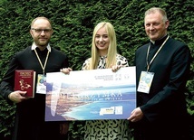 ▲	Maja Sałek z księżmi Karolem Warchołem i Marcinem Rogalą.