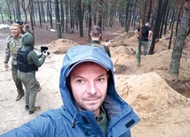 ▲	Podczas ekshumacji w Iziumie.