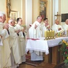 ◄	Zgodnie z tradycją płockiego prezbiterium duchowni modlili się w seminaryjnej kaplicy.