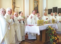 ◄	Zgodnie z tradycją płockiego prezbiterium duchowni modlili się w seminaryjnej kaplicy.
