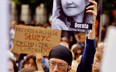 Demonstracja w Warszawie przed pomnikiem Kopernika, 14 czerwca 2023.