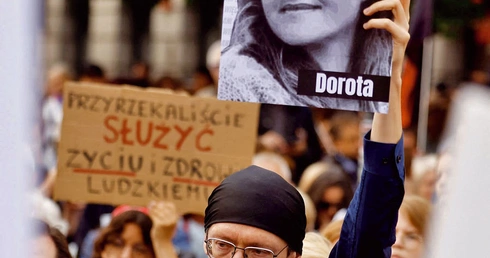 Demonstracja w Warszawie przed pomnikiem Kopernika, 14 czerwca 2023.