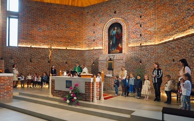 Ołtarz i prezbiterium.  Na ścianie wisi obraz  św. Michała Archanioła.