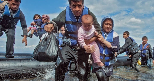 Imigranci na wyspie Lesbos. Napływ osób przekraczających granicę turecko-grecką jest ostatnio coraz większy.