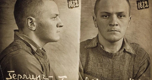 Zdjęcie zrobione w chwili osadzenia w sowieckim łagrze. Pisarz przebywał w nim od 1940 do 1942 roku.