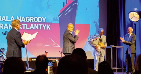 Hatif Janabi (drugi z prawej) odebrał Nagrodę Transatlantyk.