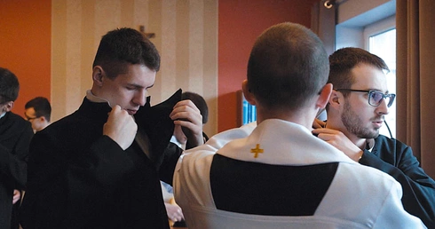Po wielu próbach w innych klasztorach na realizację filmu zgodzili się jezuici z Gdyni.