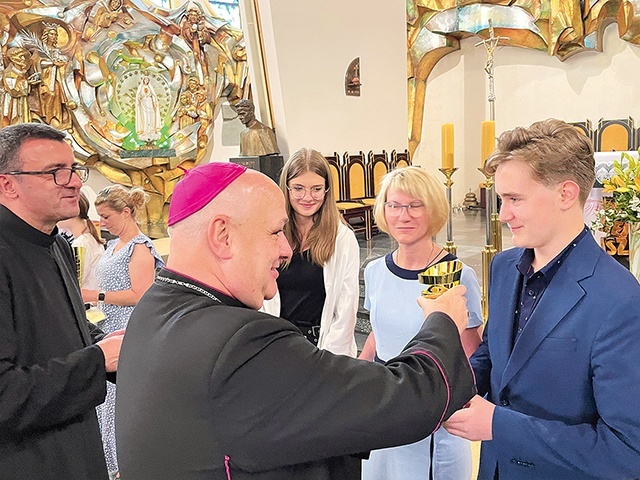 	Przedstawiciele szkół odebrali podziękowania, puchary i dyplomy.