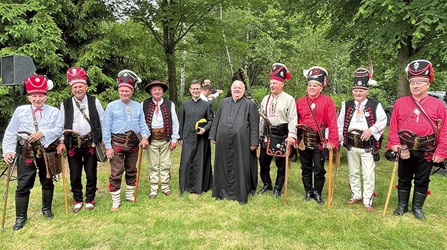 	Ks. Studenski i ks. Pokojnikow oraz Stanisław Lizak z Beskidzkimi Harnasiami.