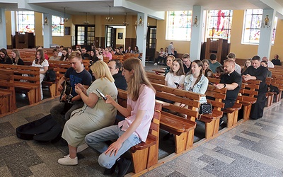 Jedna z konferencji w kościele parafii św. Józefa rozpoczęła się od zaśpiewania polskiej wersji hymnu ŚDM − „Powietrze już drga”.