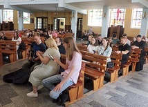 Jedna z konferencji w kościele parafii św. Józefa rozpoczęła się od zaśpiewania polskiej wersji hymnu ŚDM − „Powietrze już drga”.