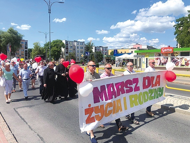 Korowód wyruszył z parafii Przemienienia Pańskiego w kierunku parafii św. Brata Alberta.