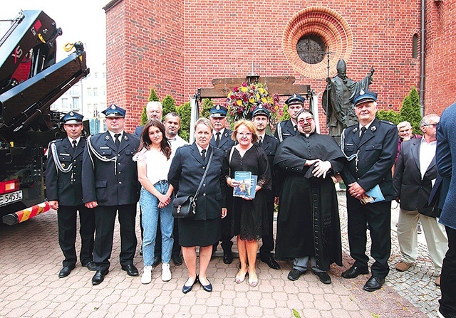 	Ks. Łukasz Tamski z przedstawicielami lokalnej społeczności.