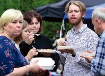 ▲	Po uroczystościach był czas na poczęstunek.