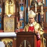 Zwieńczeniem liturgii były procesja wokół kościoła i błogosławieństwo Najświętszym Sakramentem.