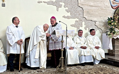 Życzenia składa bp Krzysztof Nitkiewicz.