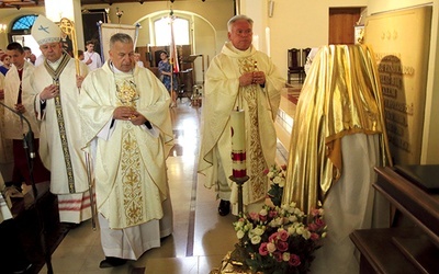 ▲	Modlitwa podczas instalacji relikwii w bolesławieckiej świątyni.