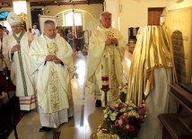 ▲	Modlitwa podczas instalacji relikwii w bolesławieckiej świątyni.