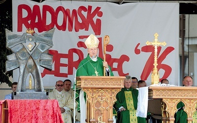 W czasie rocznicowych Mszy św. zawsze ustawiane są relikwie św. Kazimierza, patrona miasta i diecezji. 