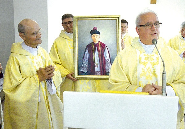 Byli wikariusze ufundowali jubilatowi portret.