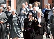 Takie wydarzenie jest też okazją do radosnego spotkania i wymiany doświadczeń z innymi siostrami. 