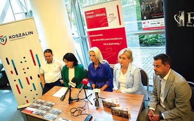 ▲	Na konferencji prasowej na występ zapraszali patronka społeczna, przedstawicielki fundacji oraz reprezentant sponsora wydarzenia i dyrektor Filharmonii Koszalińskiej.