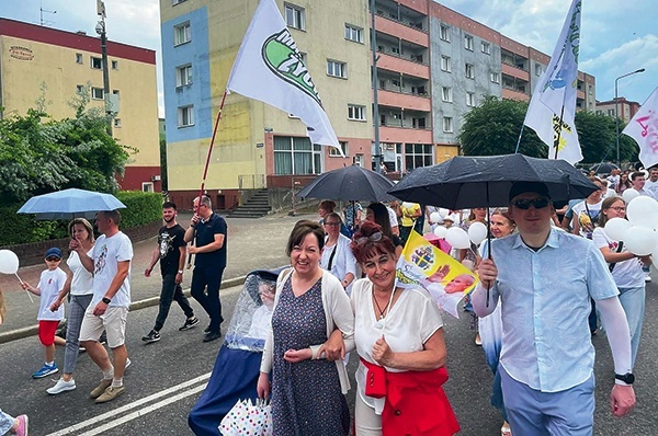 ▲	Barwnego pochodu, który zaczął się przy dobrej pogodzie,  nie popsuł lekki deszcz.