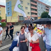 ▲	Barwnego pochodu, który zaczął się przy dobrej pogodzie,  nie popsuł lekki deszcz.