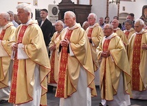 Po Eucharystii kapłani modlili się przy sarkofagu Prymasa Tysiąclecia.