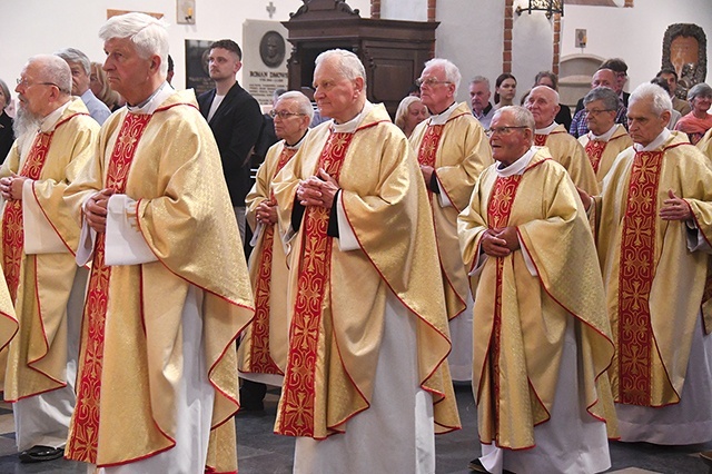 Po Eucharystii kapłani modlili się przy sarkofagu Prymasa Tysiąclecia.