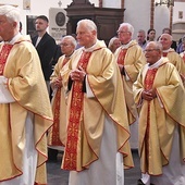 Po Eucharystii kapłani modlili się przy sarkofagu Prymasa Tysiąclecia.