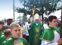 Arcybiskup święci odrestaurowany kościół.