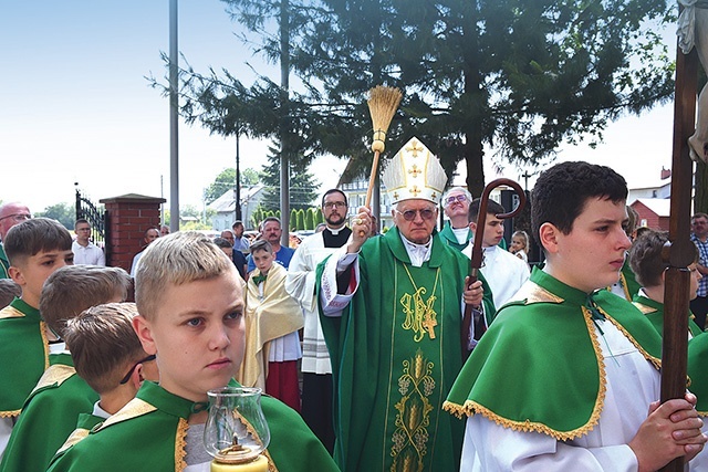 Arcybiskup święci odrestaurowany kościół.