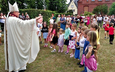 Dzieci chętnie podjęły dialog z biskupem podczas Eucharystii z okazji jubileuszu.