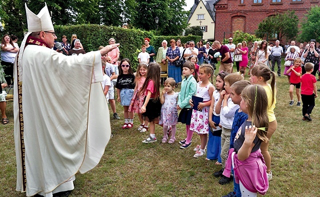 Dzieci chętnie podjęły dialog z biskupem podczas Eucharystii z okazji jubileuszu.