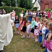 Dzieci chętnie podjęły dialog z biskupem podczas Eucharystii z okazji jubileuszu.