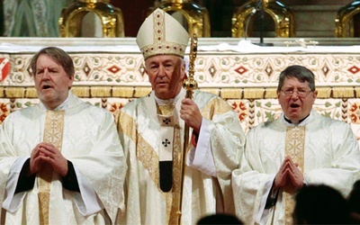 Byli biskupi anglikańscy, którzy jako pierwsi hierarchowie przeszli do Kościoła katolickiego: John Broadhurst, Andrew Burnham i Keith Newton w towarzystwie arcybiskupa Westminsteru Vincenta Nicholsa (w środku).