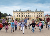 Żywiołowy spacer  z dziećmi w pięknej scenerii białostockiego Pałacu Branickich.