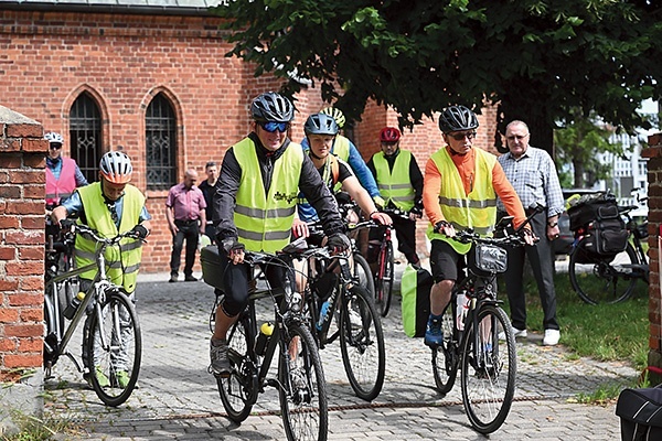 Pielgrzymi wyruszający sprzed koszalińskiej katedry.