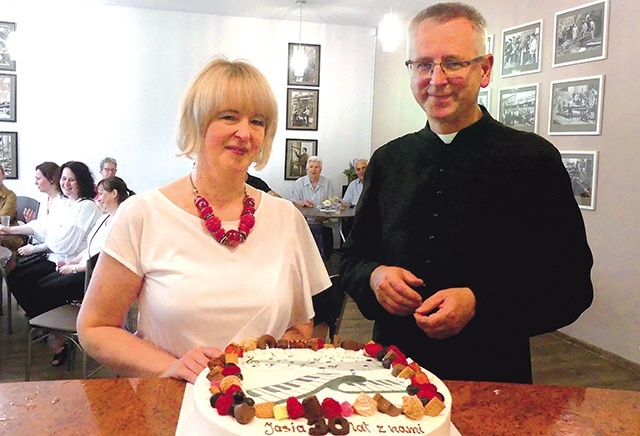 ▲	Jubilatka z ks. proboszczem Piotrem Borgoszem.