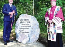 	Abp Józef Górzyński wraz z fundatorem obiektu – starostą olsztyńskim Andrzejem Abako.