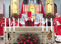 	Bp Waldemar Musioł błogosławi uczestników Ewangeliarzem. 