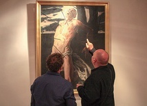 Przed dziełem „Męczeństwo św. Sebastiana”.